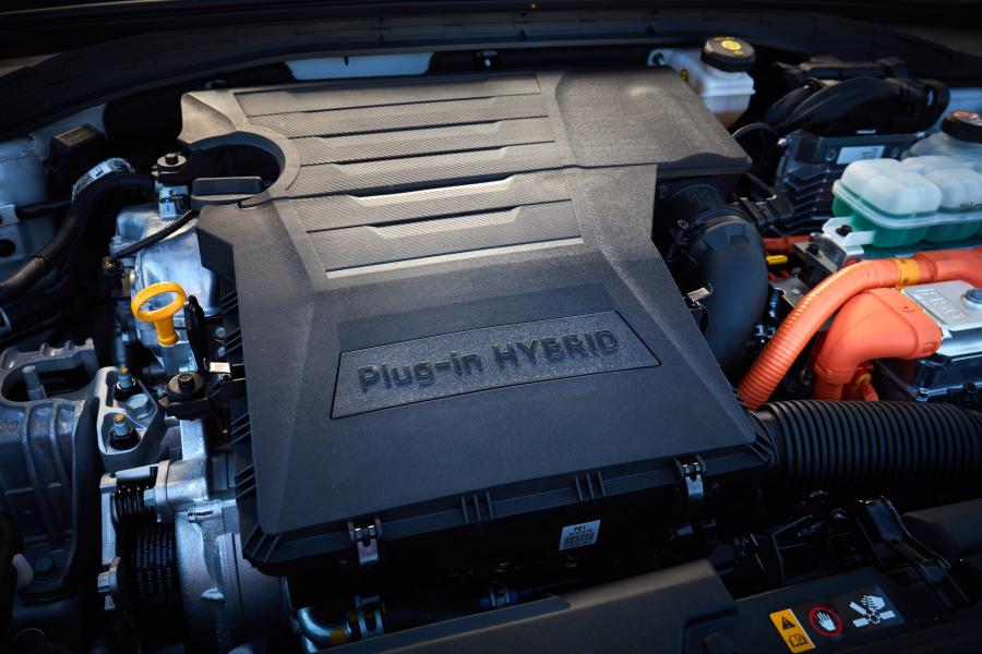 Моторный отсек Hyundai IONIQ plug-in (AE) 2018 года  (AU) (фото 25 из 40)